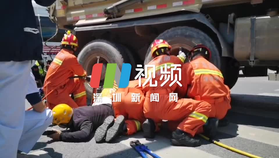 in视频紧急救援龙岗一外卖小哥被压在泥头车右后轮下